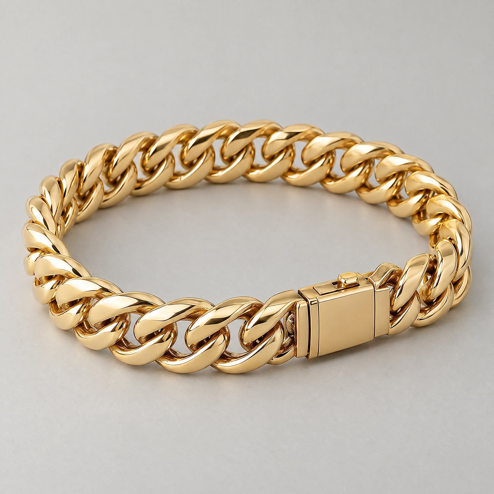 Gold Curb Chain Bracelet in yellow gold â angled view